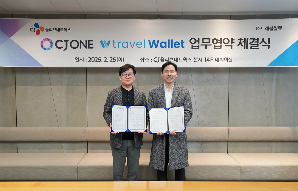 유인상(왼쪽) CJ올리브네트웍스 대표이사와 김형우 트래블월렛 대표이사가 업무협약을 체결한 뒤 기념촬영하고 있는 모습. [CJ올리브네트웍스 제공]