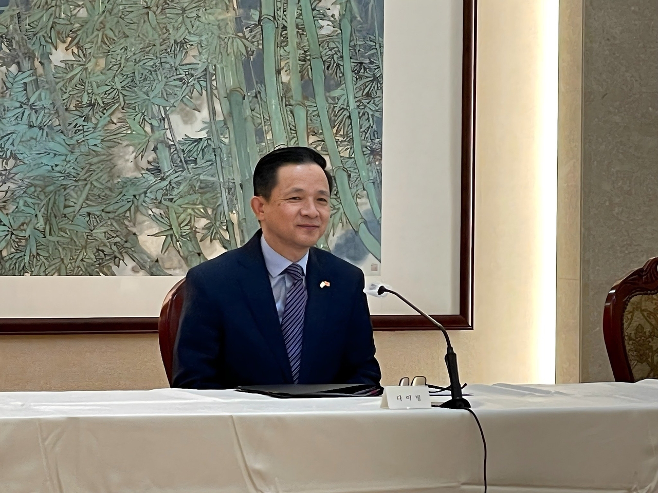 Chinese Ambassador to South Korea Dai Bing speaks during his first meeting with the press at the Chinese Embassy in Seoul on Tuesday. (Ji Da-gyum/The Korea Herald)