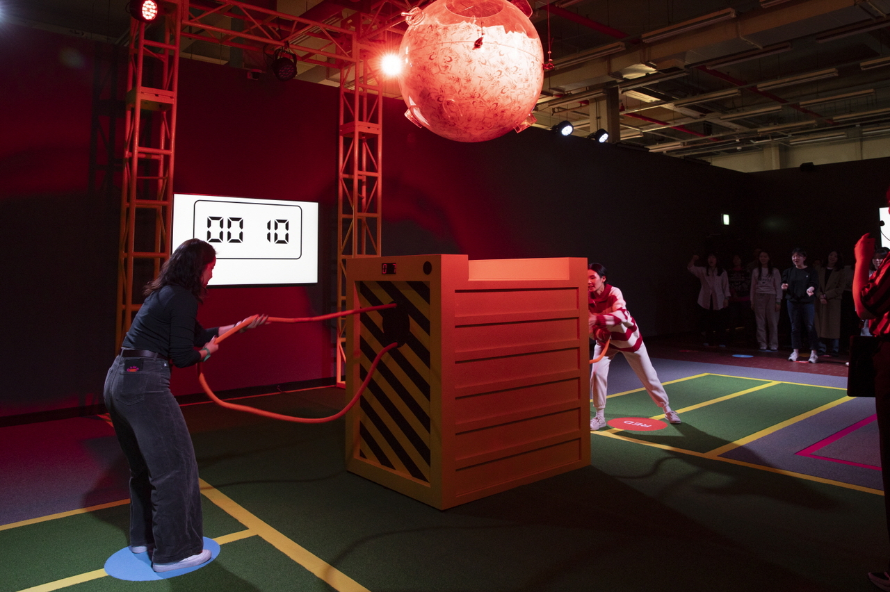 Participants play tug-of-war at the Seoul edition of "Squid Game: The Experience" (Netflix)