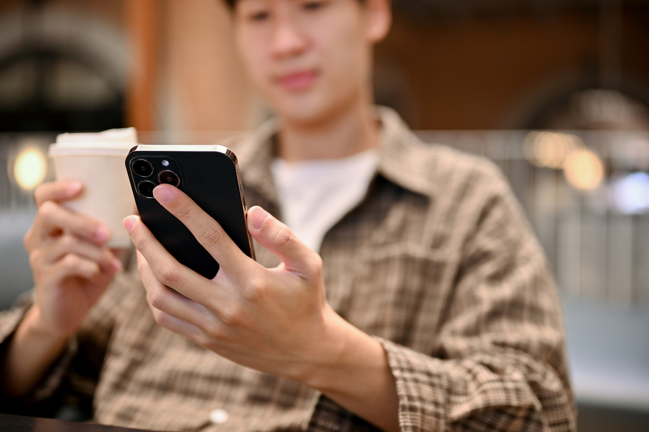 38 percent of teenagers and 42 percent of people in their 20s surveyed said they can have meaningful emotional exchanges with generative AI, according to Embrain, a local research firm. (123rf)
