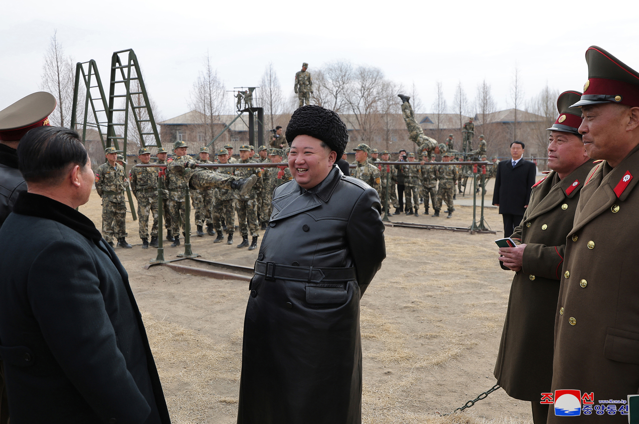 This image shows North Korean leader Kim Jong-un (center) inspecting the Kang Kon Military. (Yonhap)