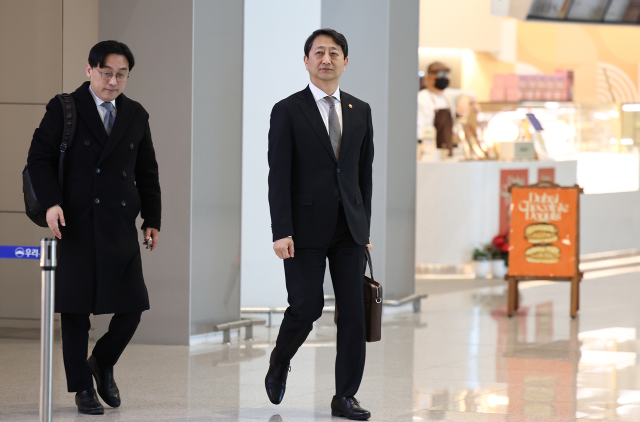안덕근 산업통상자원부 장관이 26일 인천국제공항 제2여객터미널에서 미국의 관세 조치에 대한 한국 예외 요청과 양국 경제 협력 방안 등을 논의하기 위해 미국 워싱턴 DC로 출국하고 있다. 안 장관은 방미기간에 하워드 러트닉 상무부 장관과 크리스 라이트 에너지부 장관, 백악관 국가경제위원회(NEC) 고위 관계자 등 미국의 무역·통상 관련 고위급 인사들과 면담할 예정이다.   [연합]