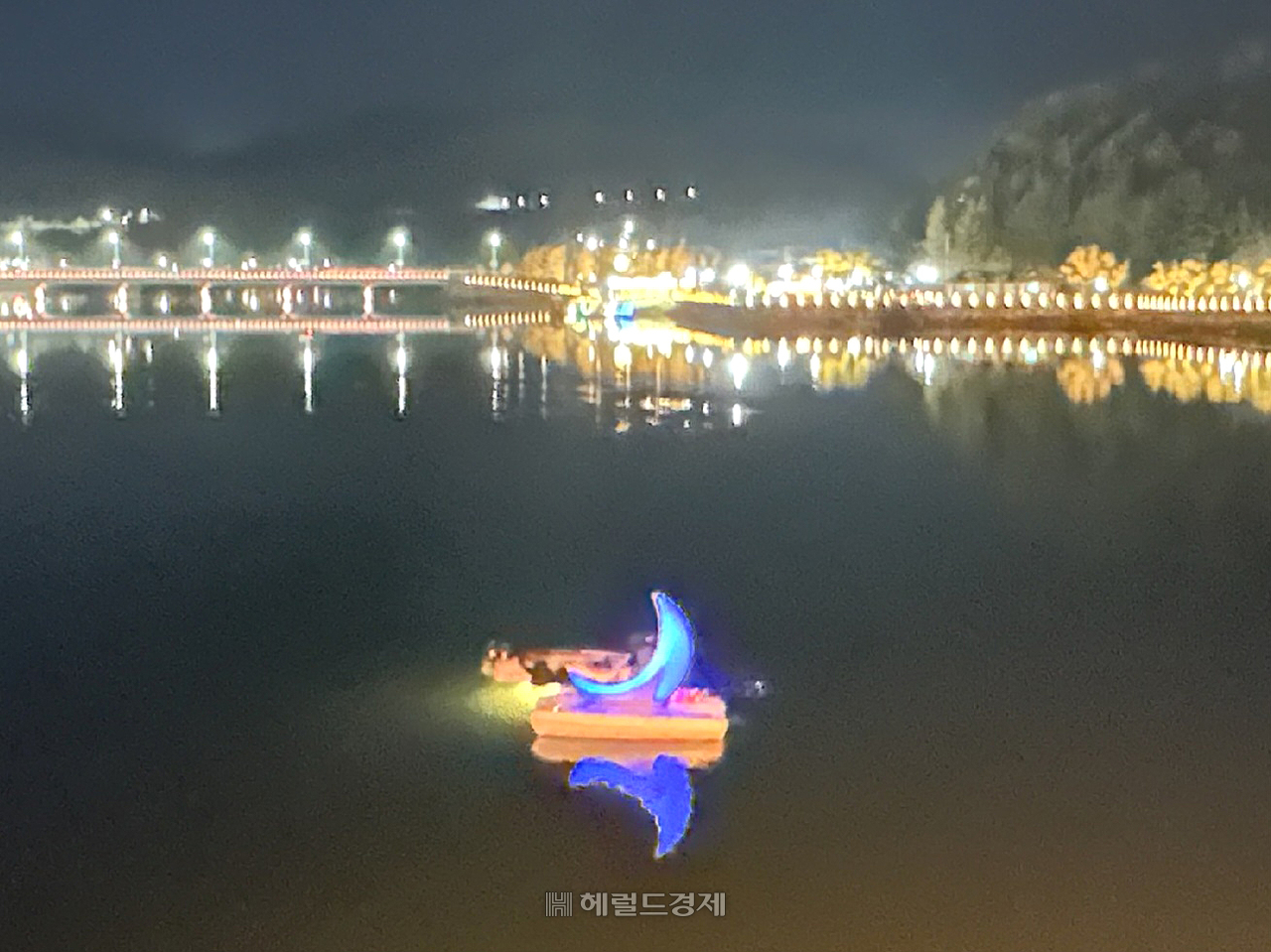 월영교에서  전복된 ‘문보트’(독자제공)
