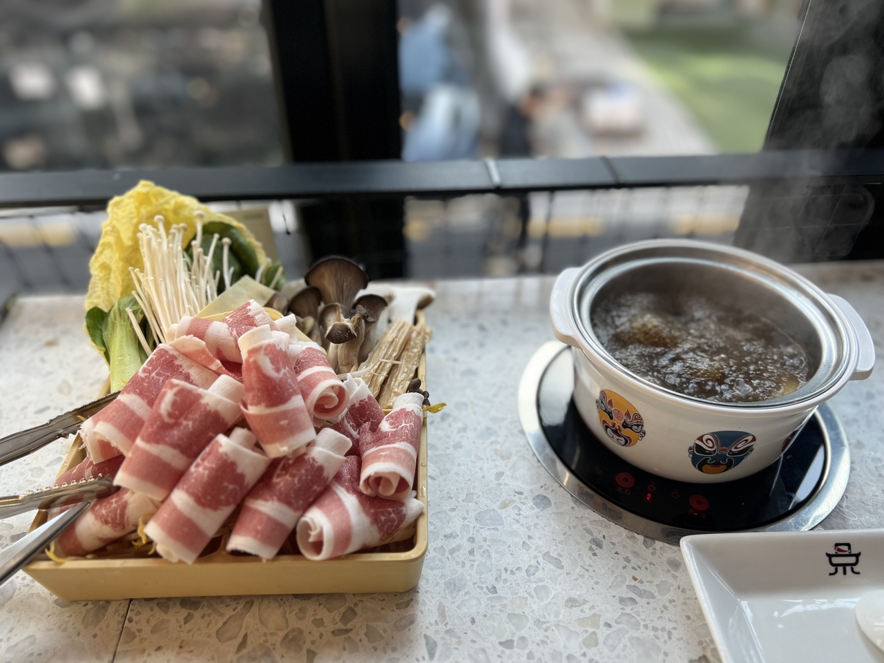 Chinese hot pot, or "huoguo," served at  Jing Guan Cheng Hotpot in Sinsa-dong, southern Seoul (Park Jun-hee/The Korea Herald)