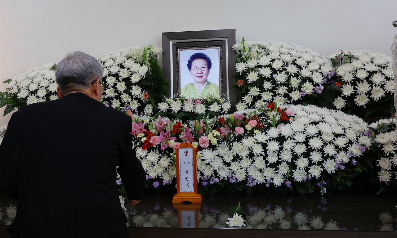 A man pays respects to Gil Won-ok, a victim of Japan's sexual slavery during World War II, at her funeral in Incheon on Feb. 16. (Yonhap)