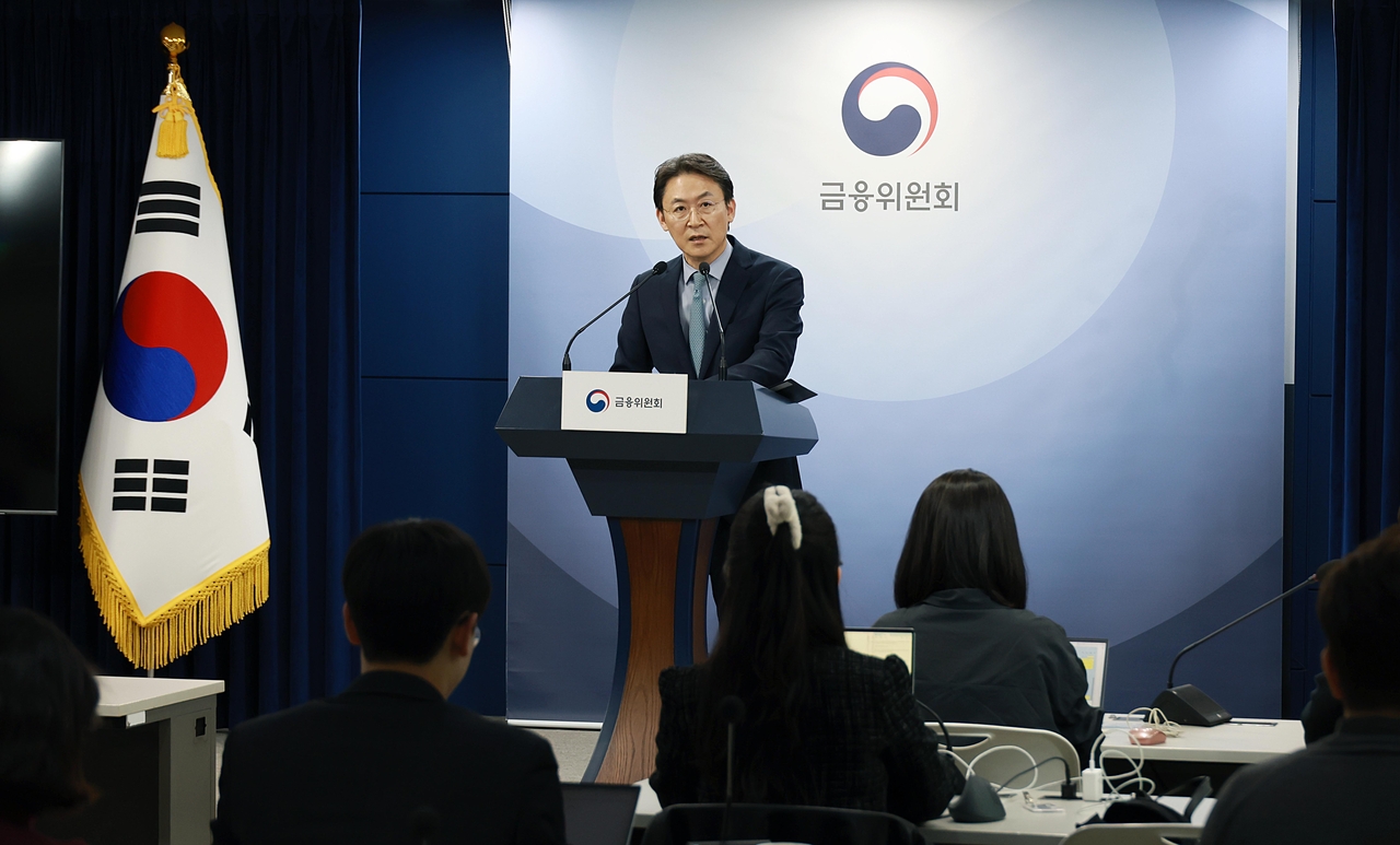 권대영 금융위원회 사무처장이 지난 26일 정부서울청사에서 2025년도 가계부채 관리방안에 대해 설명하고 있다. [금융위 제공]
