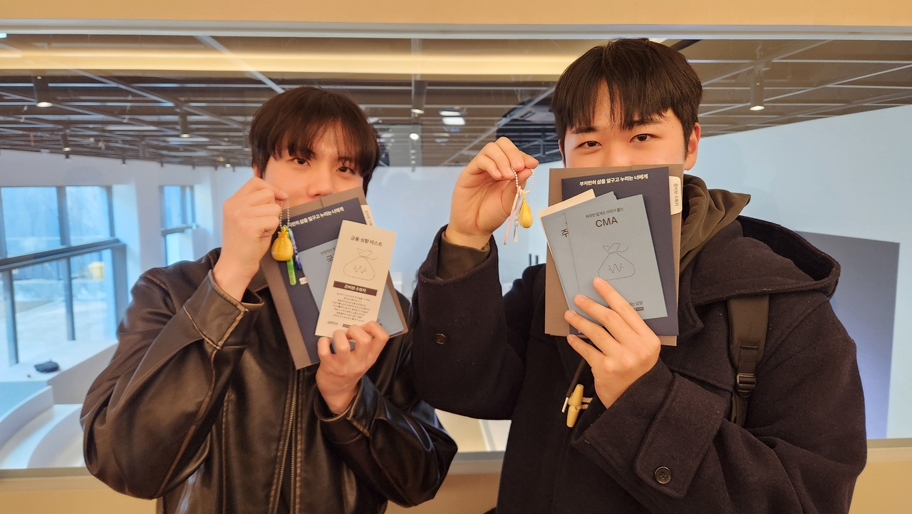 토스는 애플리케이션(앱) 출시 10주년을 기념해 서울 성동구 성수동 앤더슨씨에서 ‘스퀘어 오브 토스’를 26일부터 선보였다. 이날 전시장을 찾은 방문객들이 금융성향테스트를 받은 뒤 제작한 NFC(근거리무선통신)키링을 들고 기념촬영을 하고 있다. [정호원 기자]