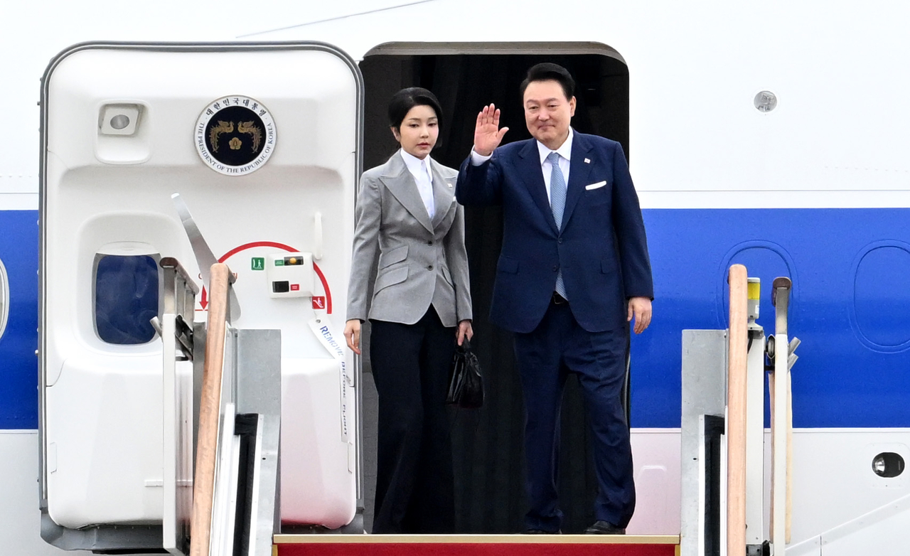 President Yoon Suk Yeol (right) and his wife Kim Keon Hee step off the South Korean presidential jet in this September 2024 file photo. (Im Se-jun/The Korea Herald)
