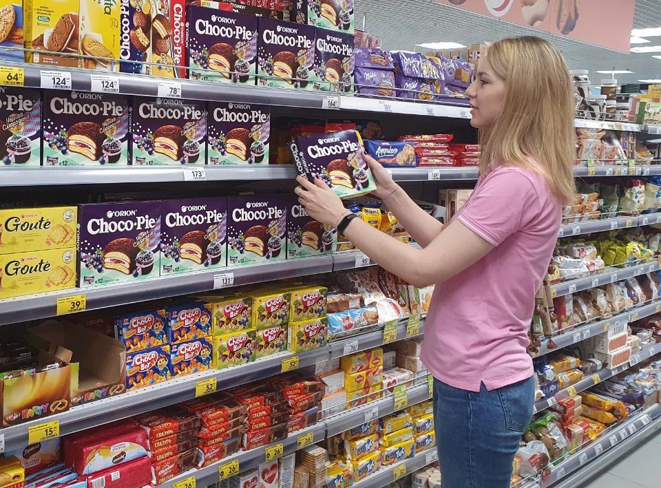 Orion's berry jam Choco Pie product on a grocery store shelf in Russia (Orion)