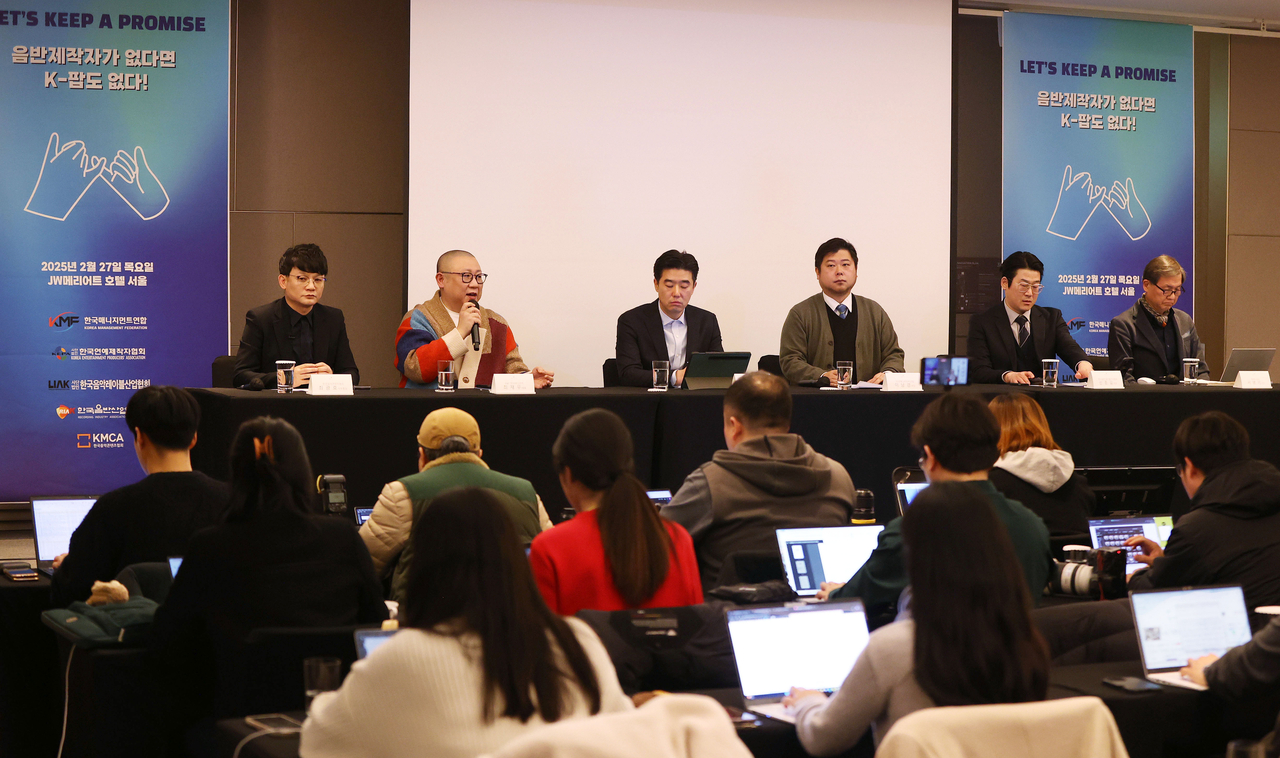 From left: Korea Music Content Association Secretary General Steve Choi, F&F Entertainmen CEO Choi Jae-woo, Korea Entertainment Producers Association Director Kim Myung-soo, Korea Management Federation Secretary General Lee Nam-kyung, Record Label Industry Association of Korea Secretary General Shin Jong-gill and Herald Business Senior Writer Suh Byung-kee are seen during a joint press conference held at JW Marriott Hotel Seoul, Thursday. (Yonhap)