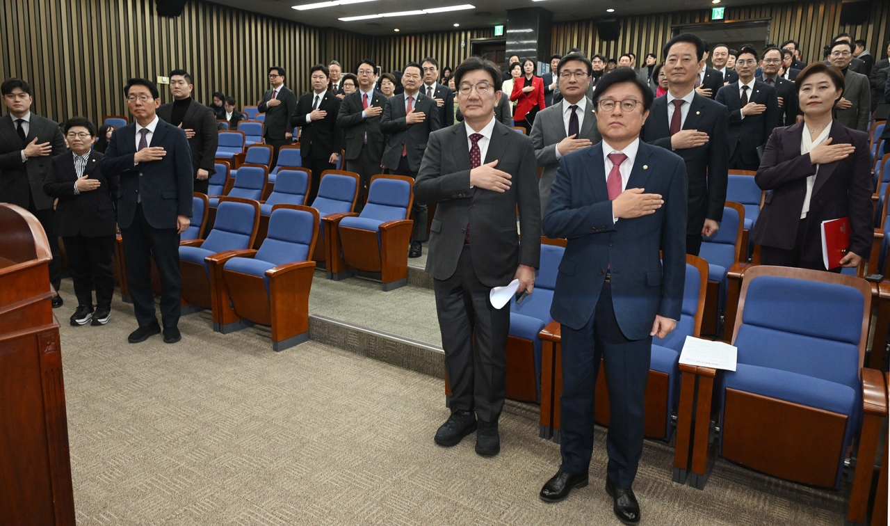 권성동 국민의힘 원내대표가 27일 오전 서울 여의도 국회에서 열린 의원총회에 참석해 국민의례를 하고 있다. 이상섭 기자
