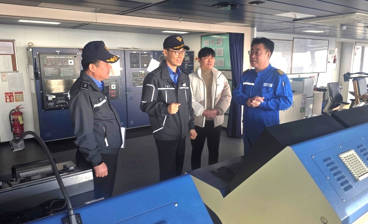 3월1일 운항 재개를 앞둔 울릉 썬플라워 크루즈에 대해 울진 해경이  선박 안전 점검에 나섰다(울진 해경제공)