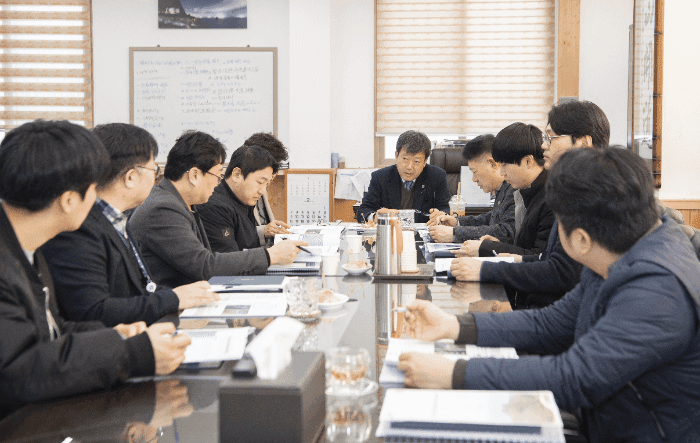 27일 경북울릉군이  남한권 군수 주재로  ‘2026년도 국가 투자예산 확보 전략 보고회를 열고  주요 국가 투자예산 확보와 신규사업 발굴의 결의를 다졌다.(울릉군 제공)