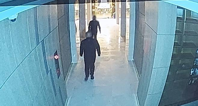 This CCTV footage shows two men walkng into a temple in eastern Jeju Island to steal ash urns. (Jeju Dongbu Police Station)