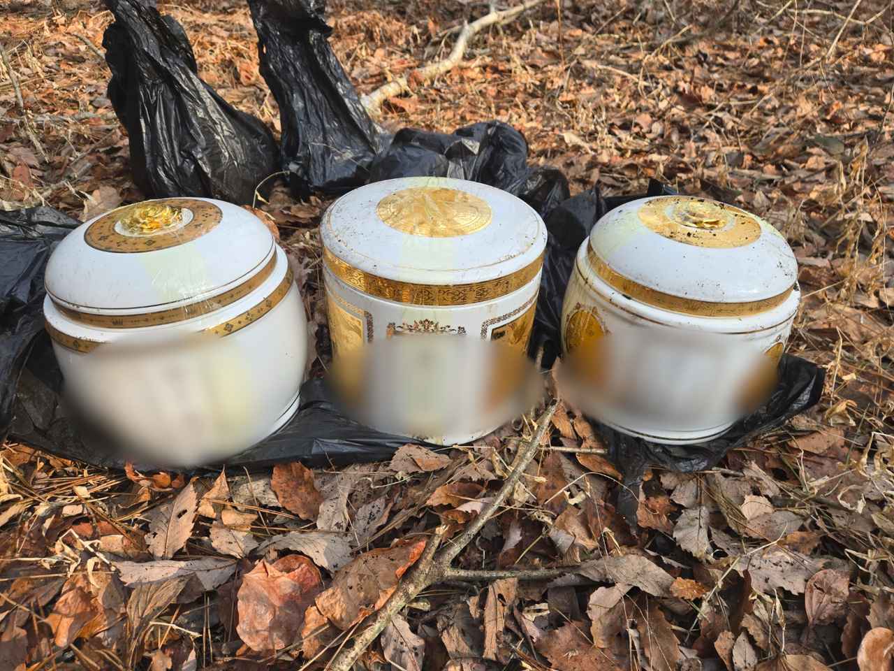 Three of the six stolen urns retrieved by police (Jeju Dongbu Police Station)