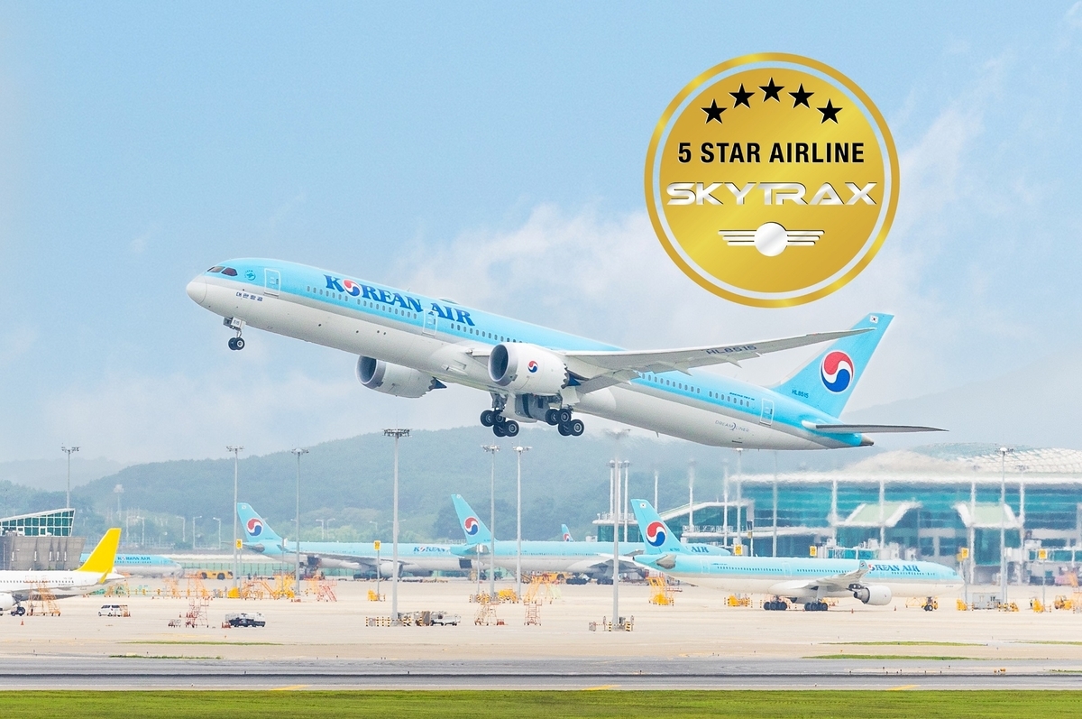 B787-10 passenger jet flying at a local airport. (Korean Air Co.)