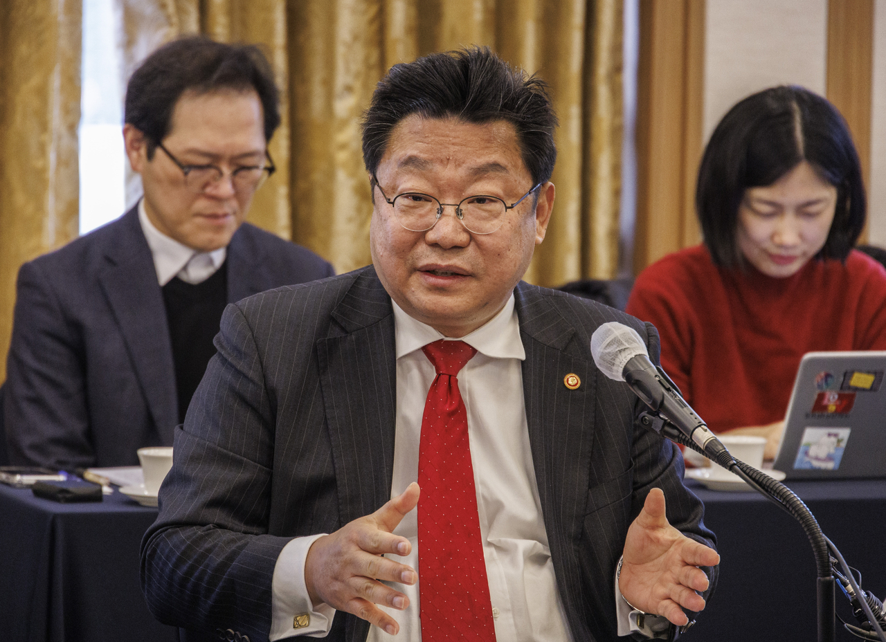 주형환 저출산고령사회위원회 부위원장이 26일 서울 중구 프레스센터에서 열린 2025년 기자간담회에 참석해 이날 발표된 통계청 ‘2024년 토토사이트 썸동향조사 출생·사망통계’에서 나타난 합계 출산율 반등과 관련해 발언하고 있다. [연합]
