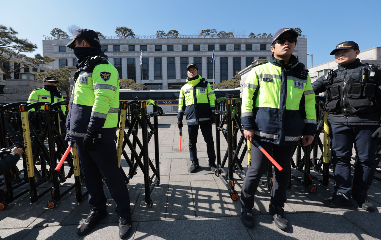 This photo shows police officers in front of the Constitutional Court in Seoul on Wednesday. (Yonhap)