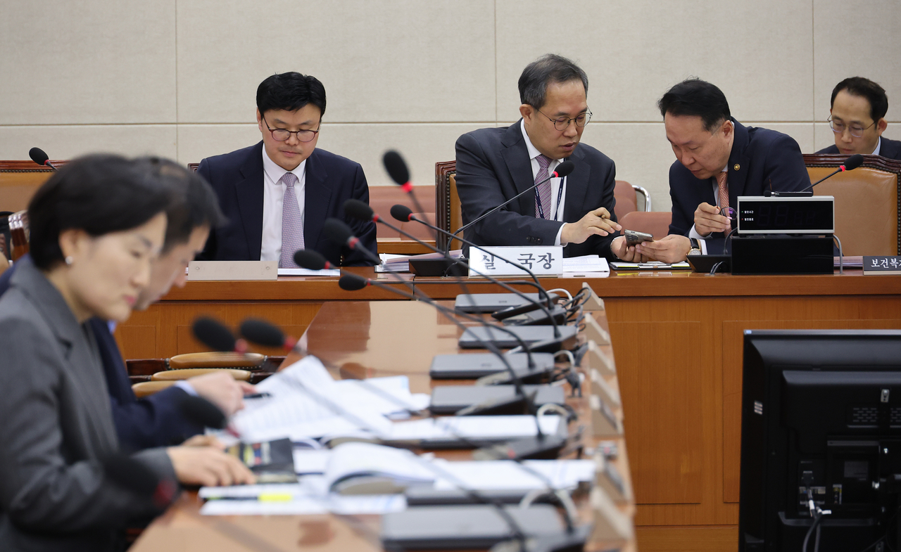27일 국회에서 열린 보건복지위원회 법안심사제1소위원회에 앞서 박민수 보건복지부 2차관(맨오른쪽)이 관계자와 대화하고 있다. [연합]