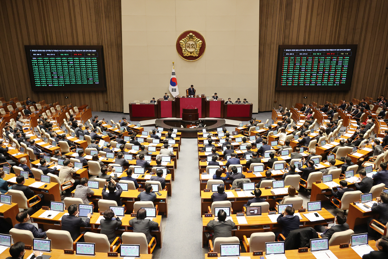 The bill for opening a special counsel investigation into a political drama surrounding the Yoon presidential couple passed the National Assembly on Thursday. Yonhap