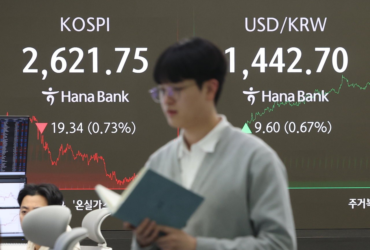 An electronic board showing the Korea Composite Stock Price Index at a dealing room of the Hana Bank headquarters in Seoul on Thursday. (Yonhap)