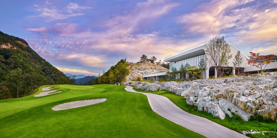 The clubhouse at the luxury Seongmunan golf course in Wonju, Gangwon Province (HDC Resort)