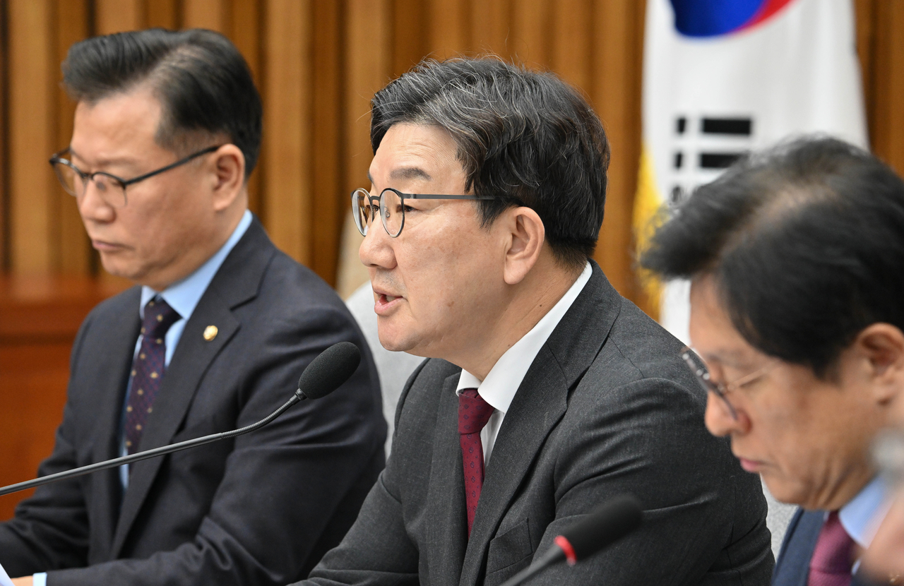 권성동(가운데) 국민의힘 원내대표가 28일 오전 서울 여의도 국회에서 열린 원내대책회의에 참석해 발언하고 있다. 임세준 기자