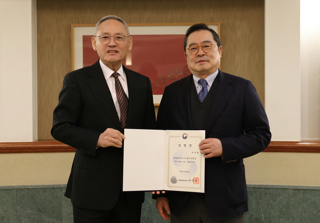 유인촌 문화체육관광부 장관이 서울 서초구 예술의전당에서 구자열 예술의전당 신임 이사장에게 임명장을 수여한 뒤 기념촬영을 하고 있다. [문화체육관광부]