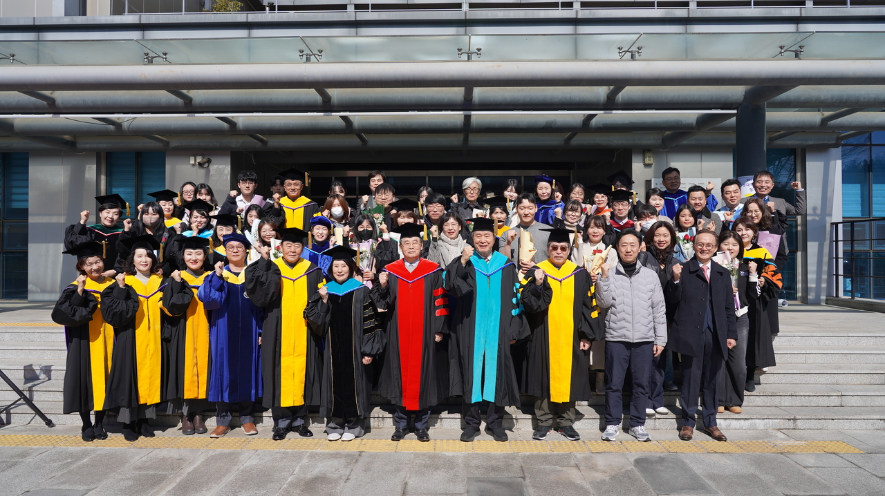 28일 수성대 카지노 슬롯 머신 규칙을 마친 후 김선순 총장 등 교수들과 신입생 대표들이 기념촬영을 하고 있다.[수성대 제공]