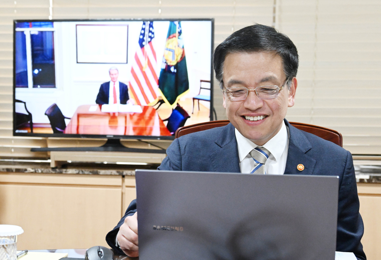 Acting President Choi Sang-mok holds a video conference with US Treasury Secretary Scott Bessent at the government complex in Seoul on Friday. (Ministry of Economy and Finance)