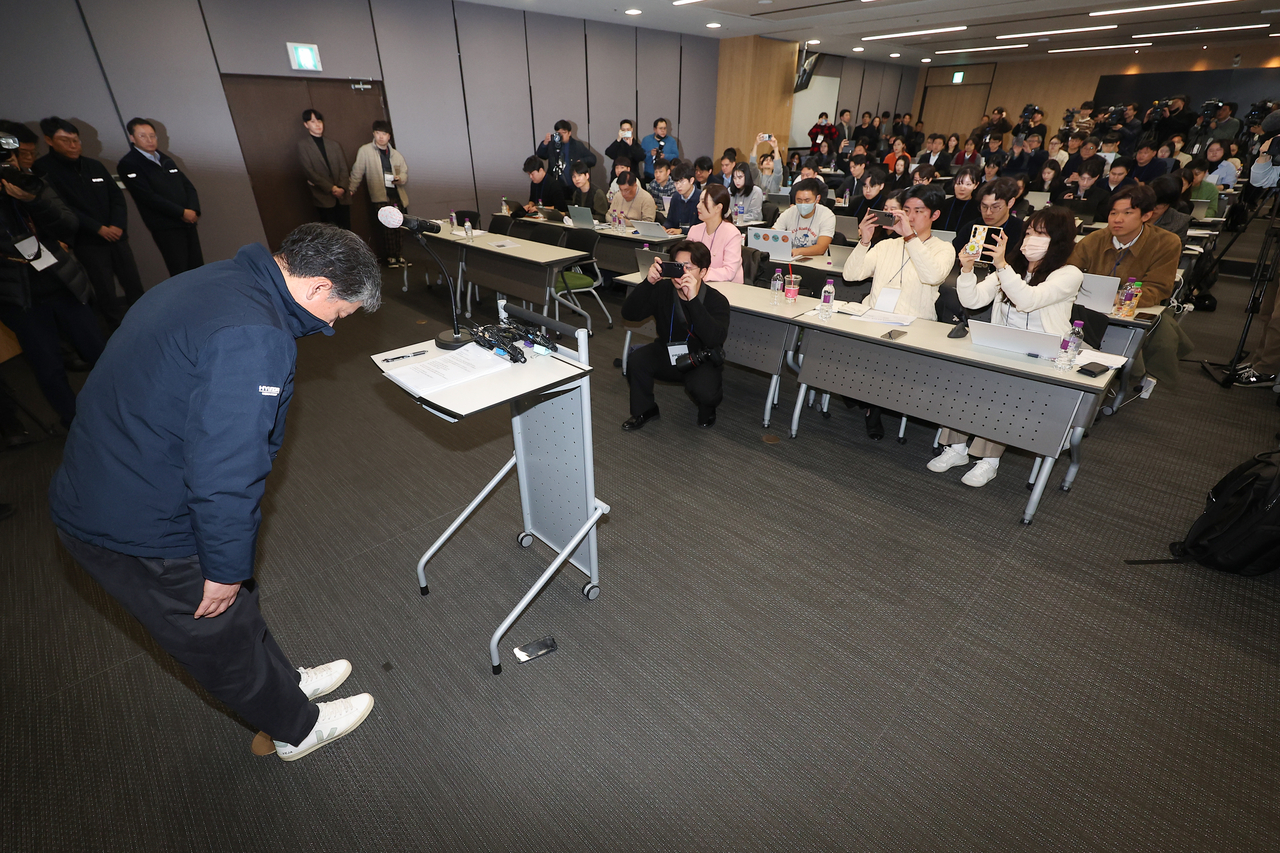 Joo Woo-jeong, chief executive officer of Hyundai Engineering, bows in front of reporters at a press conference held at the company's headquarters in Seoul on Friday in response to a fatal collapse accident at an expressway construction site. (Yonhap)