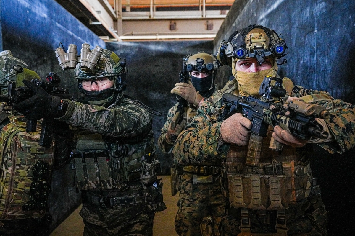 South Korean and US Marines take part in a combined reconnaissance exercise at an unspecified location in this photo. (South korean Marine Corps)