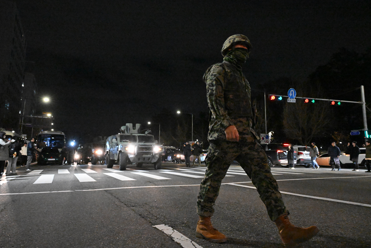 Soldiers mobilized for President Yoon Suk Yeol's Dec. 3 martial law declaration leave the National Assembly in Yeouido, Seoul on Dec. 4. (Im Se-jun/The Korea Herald)