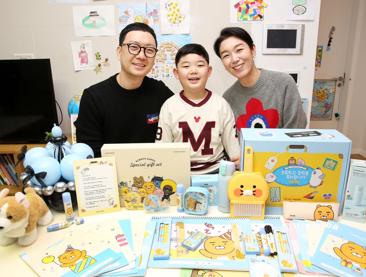 조원태 한진그룹 회장의 축하메시지가 담긴 선물을 받은 아시아나항공의 한 임직원 가정 구성원들이 기념사진을 촬영하고 있다. [아시아나항공 제공]