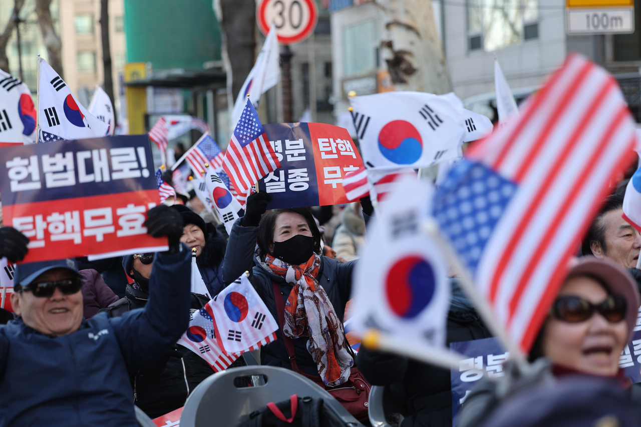 Protesters demanding President Yoon Suk Yeol's return to hist post gathered in front of the Constitutional Court in Jongno-gu, Seoul on Feb. 18. (Yonhap)