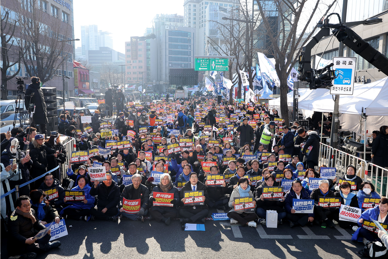 Protesters calling for Yoon's impeachment, including Democratic Party of Korea Floor Leader Rep. Park Chan-dae (front, center) and other members, are seen at a rally near the Constitutional Court on Feb. 22. (Yonhap)
