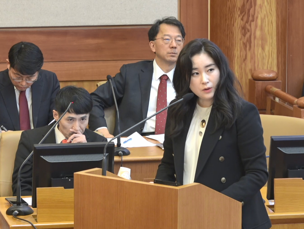 윤석열 대통령측 대리인단 김계리 변호사가 지난 25일 서울 종로구 헌법재판소에서 열린 윤석열 대통령 탄핵심판 11차 변론에서 피청구인 변론을 하고 있다. [연합]