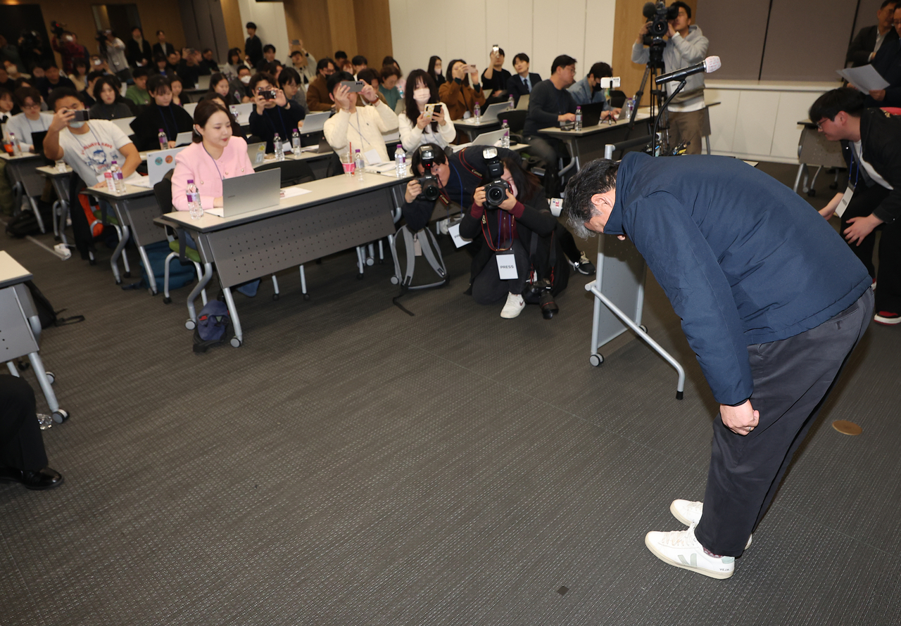 28일 서울세종 고속도로 사고 브리핑서 고개 숙여 사과하는 주우정 현대엔지니어링 대표이사. [연합뉴스]