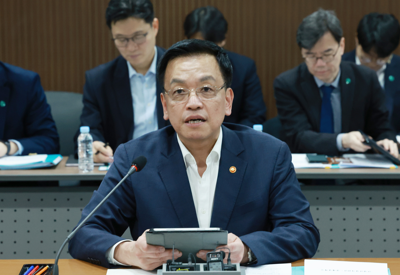 최상목 대통령 권한대행 부총리 겸 기획재정부 장관이 28일 서울 중구 한국프레스센터 신용회복위원회 대회의실에서 열린 민생경제점검회의에서 발언하고 있다.［연합］