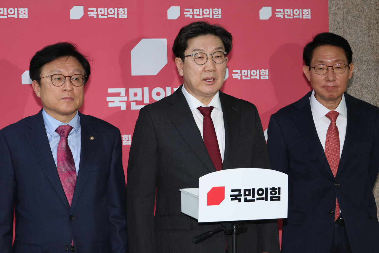 권성동 국민의힘 원내대표가 28일 국회에서 이날 열리기로 했던 국정협의체에 더불어민주당이 참석을 보류한 것과 관련해 입장을 밝히고 있다. [연합]