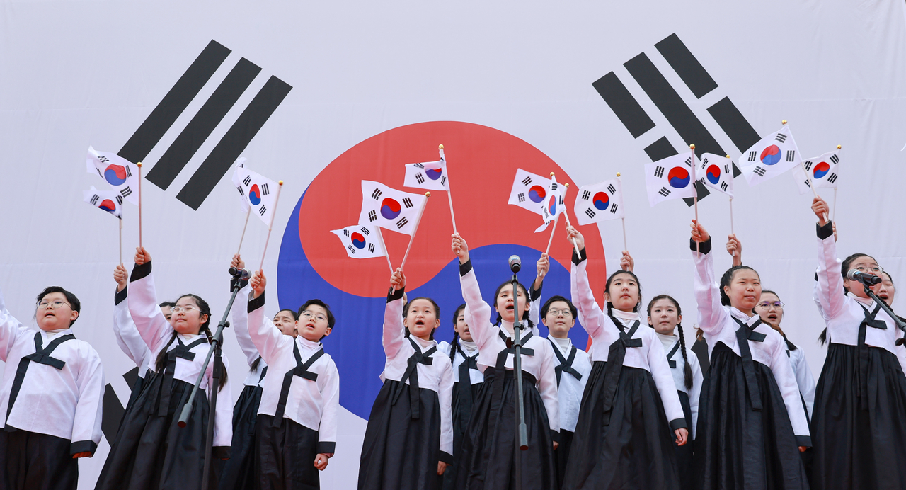 Children from a commemorative choir wave Taegukgi flags during a performance at the 'Seodaemun 1919: Echoes of Freedom' event in Seoul on Saturday, marking the 106th anniversary of the March 1st Independence Movement. (Yonhap)