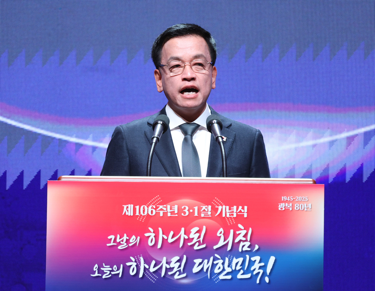 Acting President and finance minister Choi Sang-mok delivers a speech on Saturday at Soongeui Women's University in Seoul to commemorate the 106th anniversary of the March 1 Independence Movement. (Yonhap)
