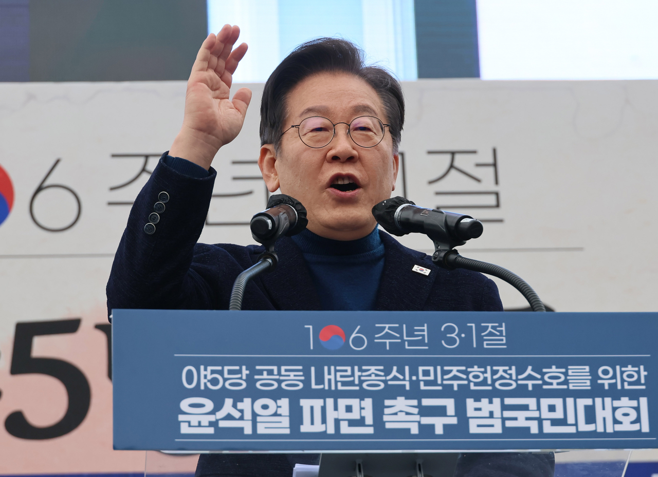 이재명 더불어민주당 대표가 1일 서울 종로구 안국동 사거리에서 열린 ‘야 5당 공동 내란종식·민주헌정수호를 위한 윤석열 파면 촉구 범국민대회’에서 발언하고 있다. [연합]