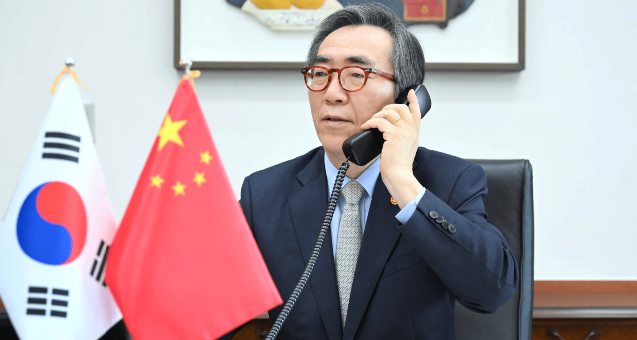 Foreign Minister Cho Tae-yul speaks on the phone with China's Foreign Minister Wang Yu. (Ministry of Foreign Affairs)