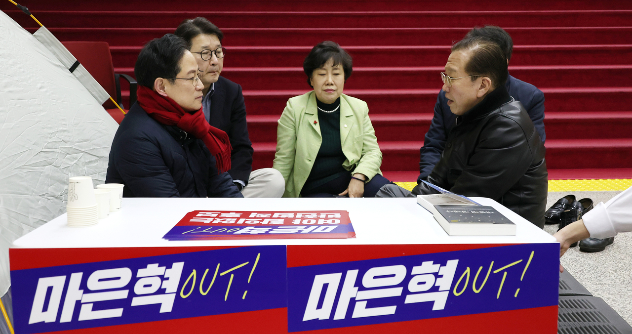 권영세 국민의힘 비상대책위원장(오른쪽)이 2일 서울 여의도 국회 로텐더홀에서 마은혁 헌법재판관 추가 임명에 반대하며 단식농성에 돌입한 박수영 의원을 만나고 있다.
박 의원은 “최상목 권한대행이 여야 합의 없이 더불어민주당 단독으로 추천한 마은혁 후보자를 임명하지 않겠다는 입장을 밝힐 때까지 무기한 단식농성에 들어갈 것”이라고 밝혔다. [연합]
