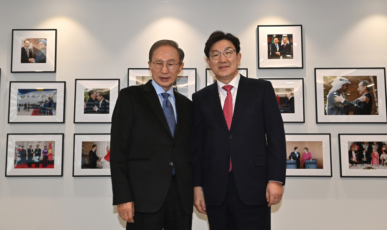 이명박 전 대통령이 지난달 17일 서울 서초구 청계재단을 찾은 국민의힘 권성동 원내대표와 기념촬영을 하고 있다. [공동취재]