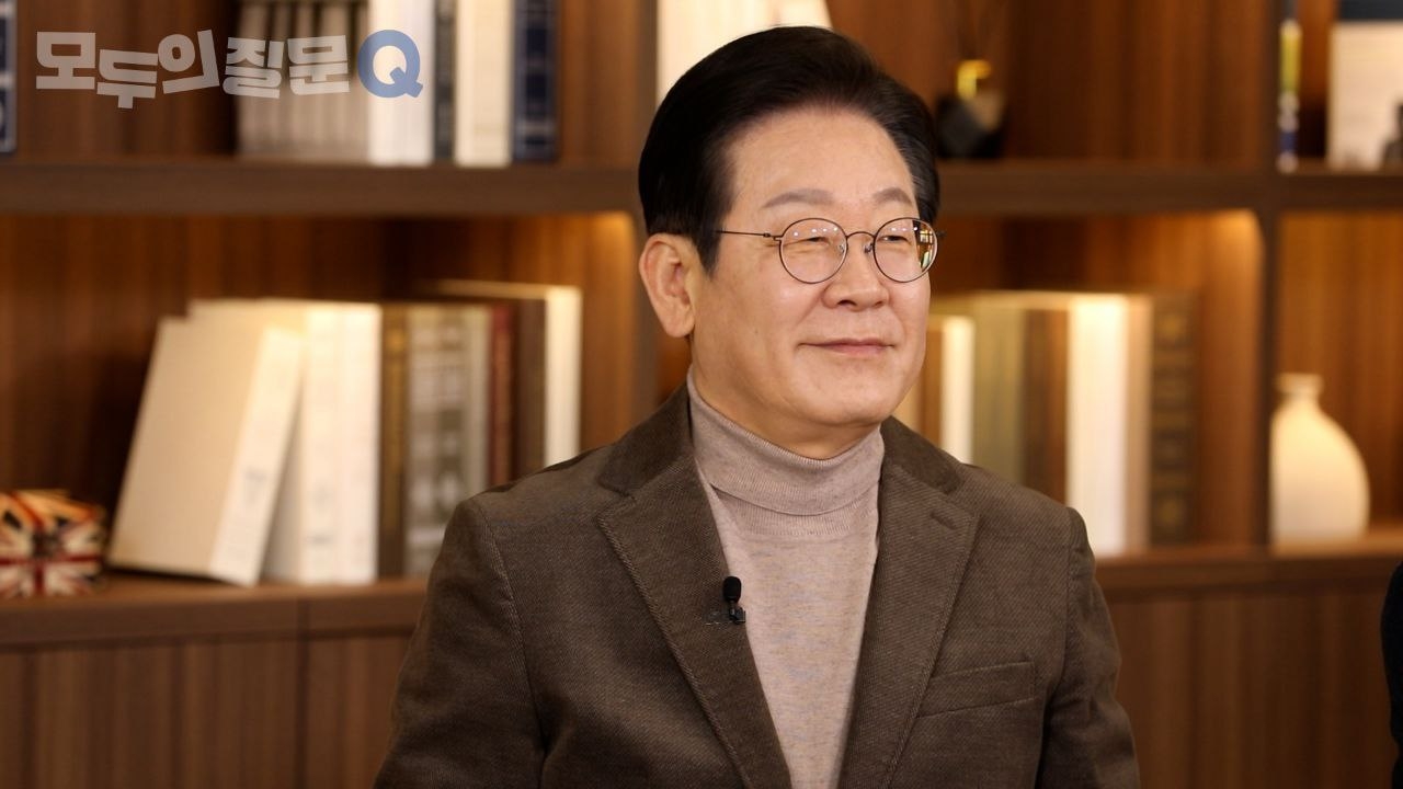 더불어민주당 싱크탱크인 민주연구원의 집단지성센터는 2일 이재명 대표가 ‘AI와 대한민국, 그리고 나’를 주제로 전문가들과 나눈 첫 대담 영상을 유튜브 채널에 공개했다. [더불어민주당]