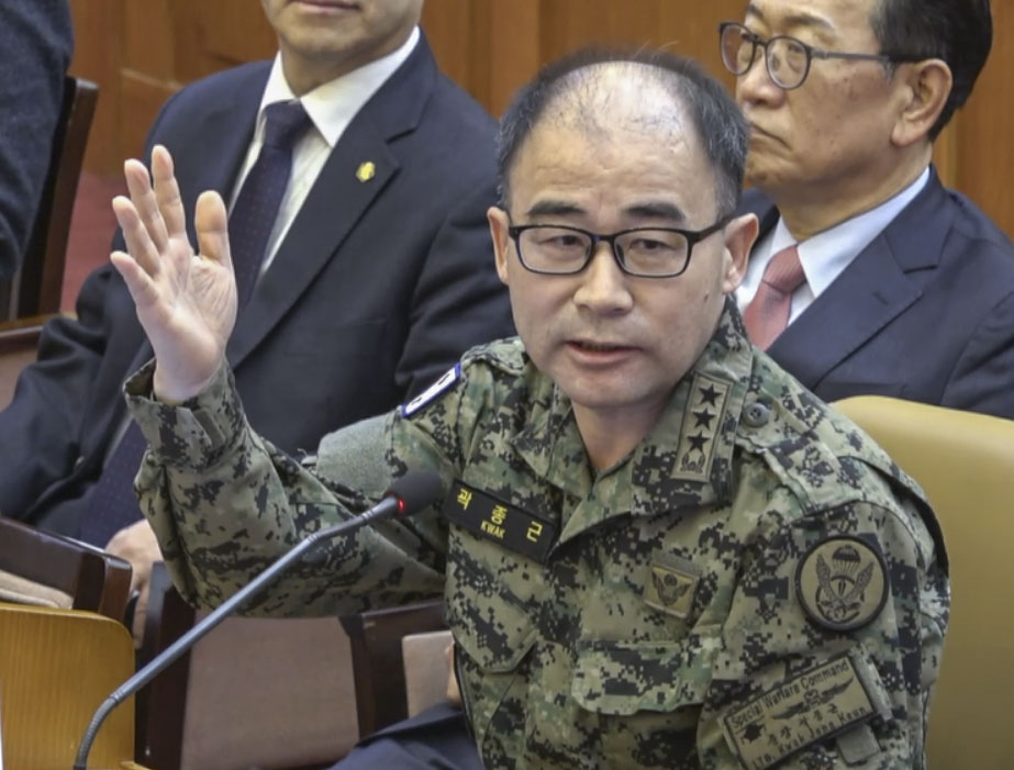곽종근 전 육군 특수전사령관이 지난 6일 서울 종로구 헌법재판소에서 열린 윤석열 대통령 탄핵 심판 6차 변론에 증인으로 출석해 청구인인 국회 측 대리인들의 질문에 답하고 있다. [헌법재판소 제공]