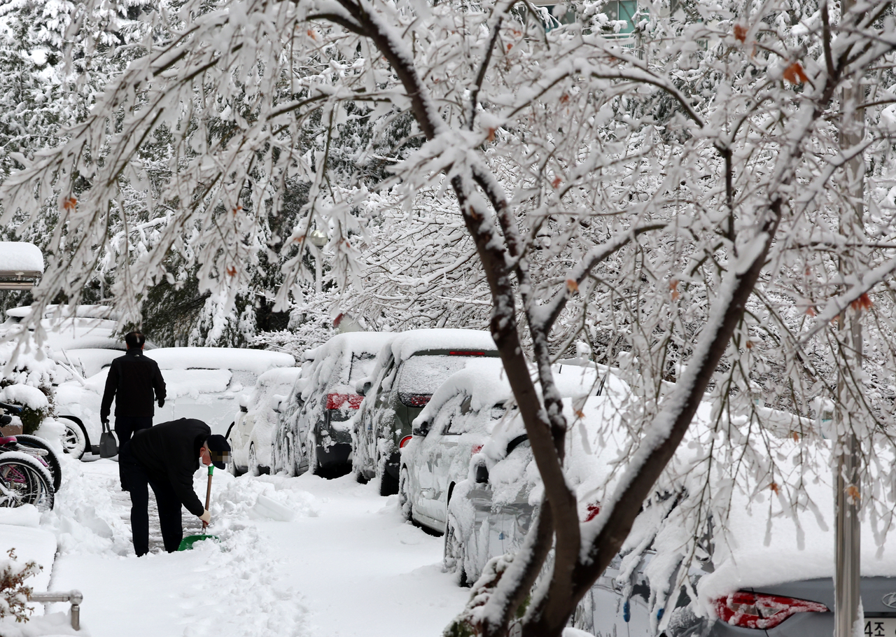 Gangwon Province, on a snowy Monday. (Yonhap)