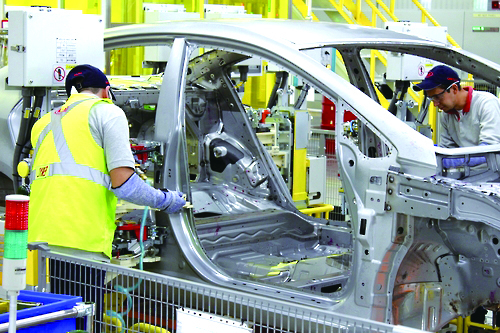 This file photo shows workers at the company's production plant in Monterrey, Mexico. (Kia Corp.)